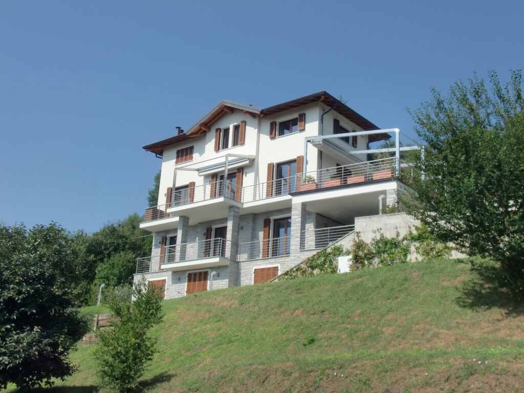 Villa plurifamiliare ad Arona